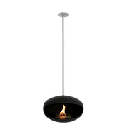 Minimalistische plafondhaard op een witte achtergrond met lange chromen ophangbuis