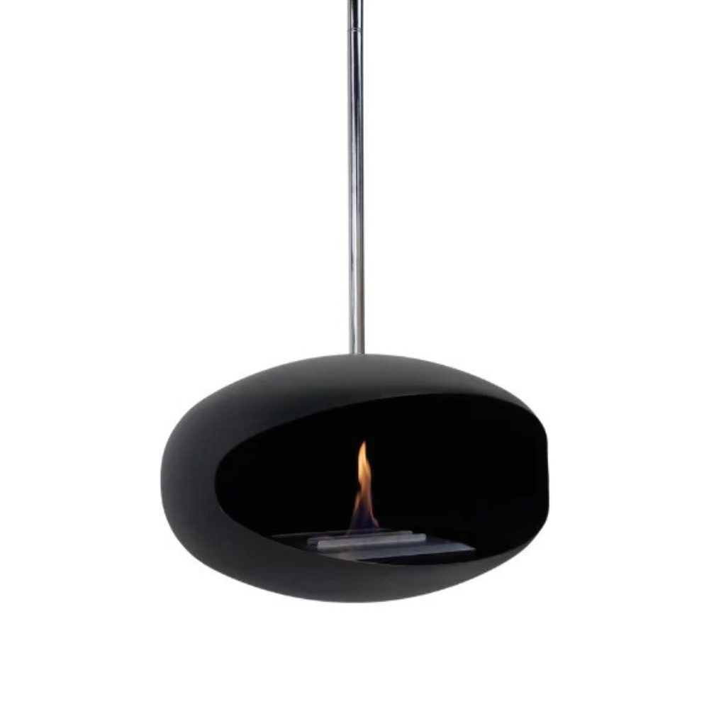 Compacte zwarte ethanol haard hangend aan chromen buis, brandend zonder rook