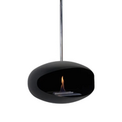 Compacte zwarte ethanol haard hangend aan chromen buis, brandend zonder rook