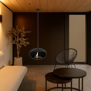 Hangende zwarte ethanol haard in sfeervol modern interieur met donkere houten muren