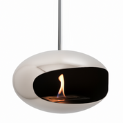 Close-up van RVS plafondhaard met brandende ethanolvlam, strak en reflecterend ontwerp