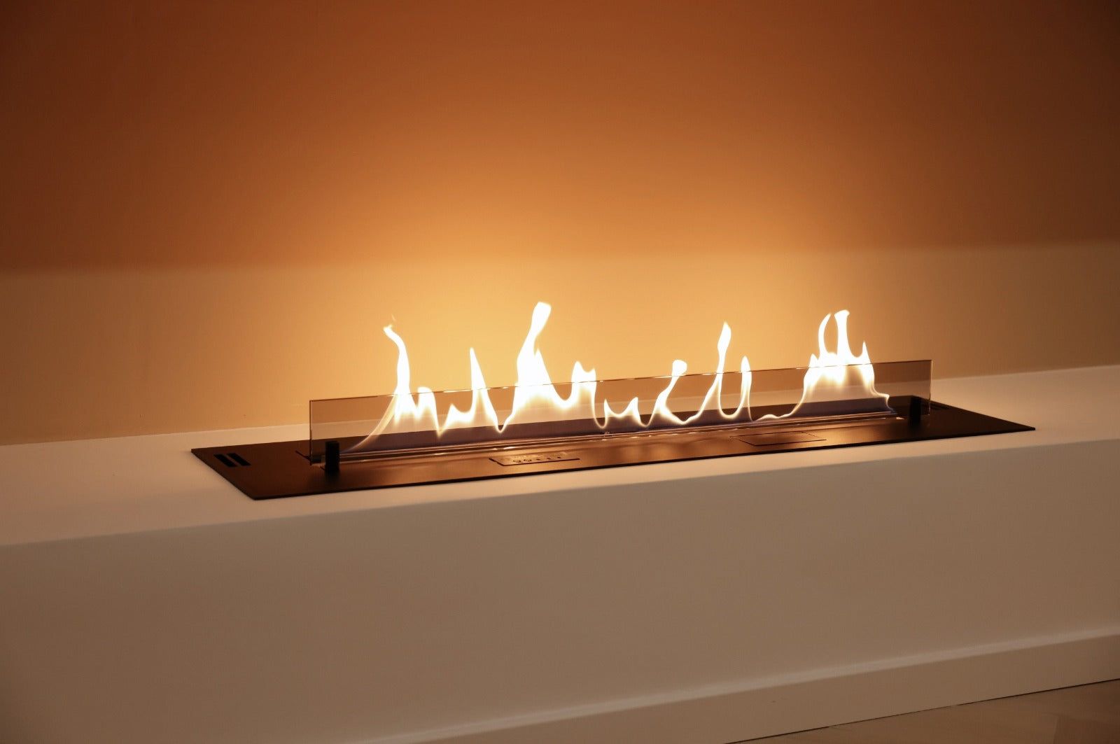 Sfeerbeeld van Smart Fire A4 bio-ethanol haard 100 cm ingebouwd in cinewall met visgraatvloer in Amsterdam