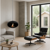Hangende ethanol haard in een modern interieur met lounge stoel en grote ramen